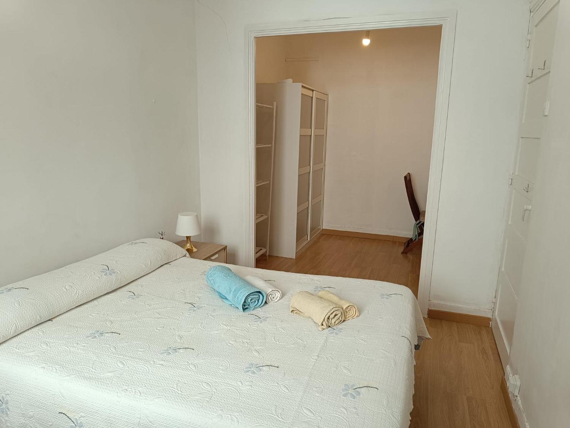 דירות א-קורוניה Piso Antiguo, Muebles Viejos, Muy Sencillo, Alquilado En Invierno A Estudiantes, Sin Ascensor, Cocina Antigua A Gas, Edificio Muy Antiguo מראה חיצוני תמונה