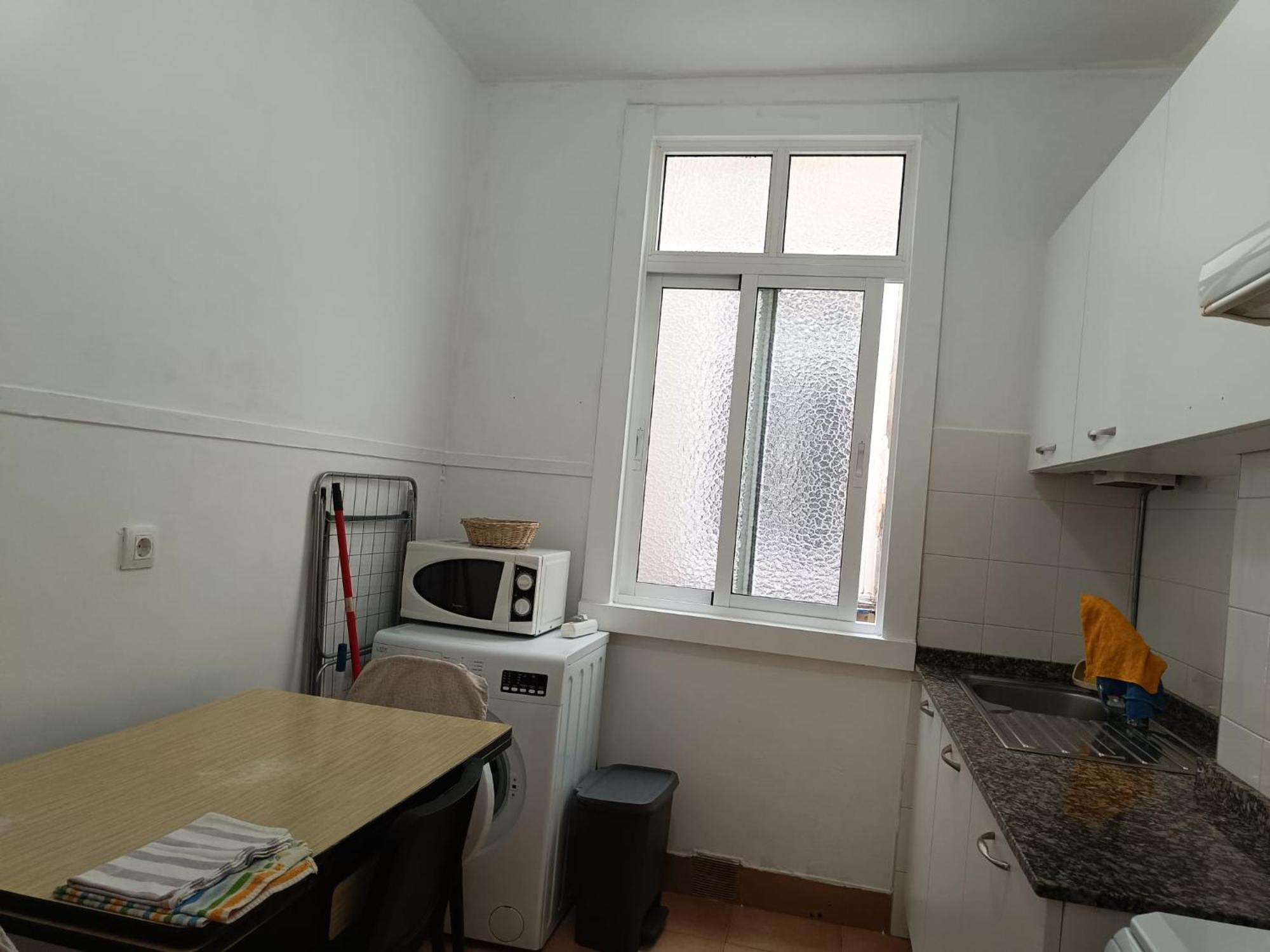 דירות א-קורוניה Piso Antiguo, Muebles Viejos, Muy Sencillo, Alquilado En Invierno A Estudiantes, Sin Ascensor, Cocina Antigua A Gas, Edificio Muy Antiguo מראה חיצוני תמונה