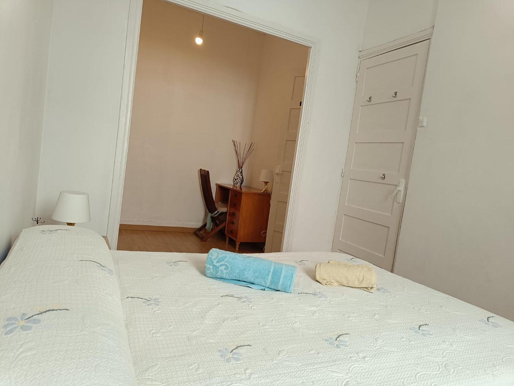 דירות א-קורוניה Piso Antiguo, Muebles Viejos, Muy Sencillo, Alquilado En Invierno A Estudiantes, Sin Ascensor, Cocina Antigua A Gas, Edificio Muy Antiguo מראה חיצוני תמונה