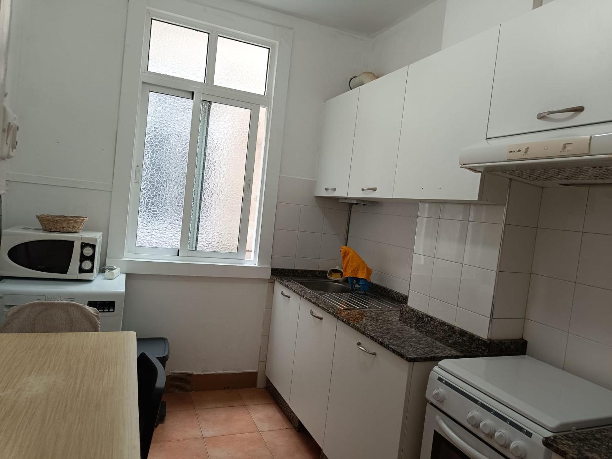 דירות א-קורוניה Piso Antiguo, Muebles Viejos, Muy Sencillo, Alquilado En Invierno A Estudiantes, Sin Ascensor, Cocina Antigua A Gas, Edificio Muy Antiguo מראה חיצוני תמונה