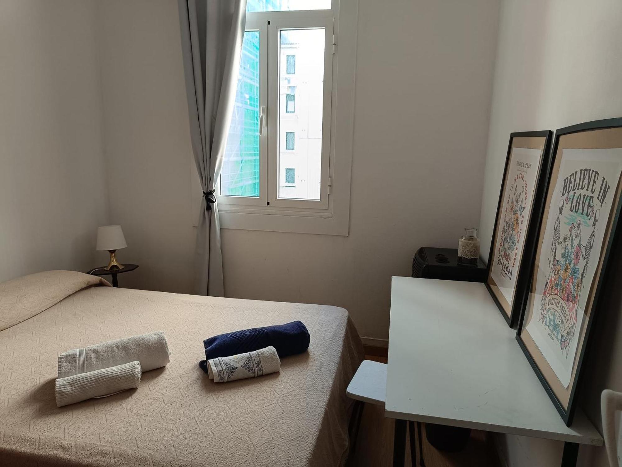 דירות א-קורוניה Piso Antiguo, Muebles Viejos, Muy Sencillo, Alquilado En Invierno A Estudiantes, Sin Ascensor, Cocina Antigua A Gas, Edificio Muy Antiguo מראה חיצוני תמונה