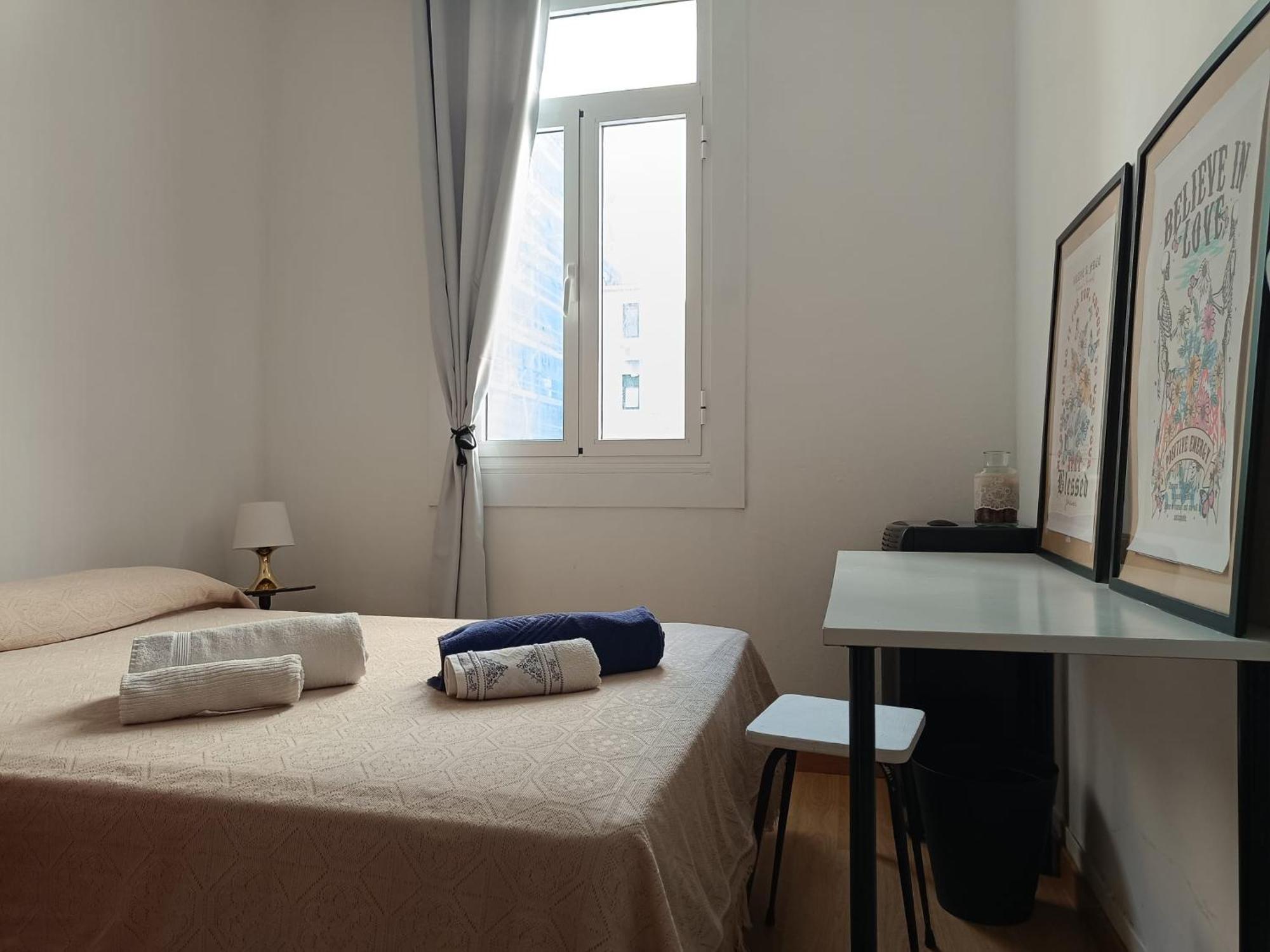 דירות א-קורוניה Piso Antiguo, Muebles Viejos, Muy Sencillo, Alquilado En Invierno A Estudiantes, Sin Ascensor, Cocina Antigua A Gas, Edificio Muy Antiguo מראה חיצוני תמונה