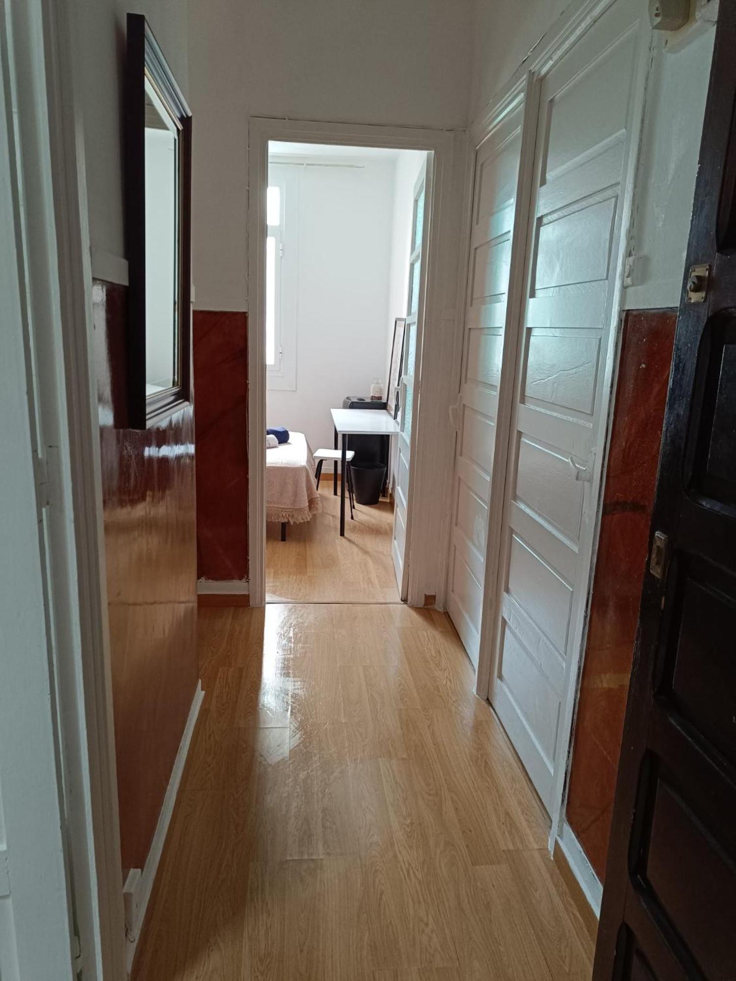 דירות א-קורוניה Piso Antiguo, Muebles Viejos, Muy Sencillo, Alquilado En Invierno A Estudiantes, Sin Ascensor, Cocina Antigua A Gas, Edificio Muy Antiguo מראה חיצוני תמונה